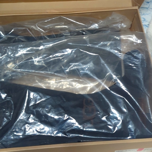 UGG Australia Boots in black size 6 - Picture 1 of 3